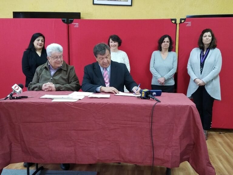 Ejecutivo de Westchester firma petición en apoyo de votación anticipada