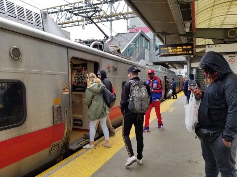 Ejecutivos del condado piden $12 mil millones en fondos federales para salvar servicio de trenes