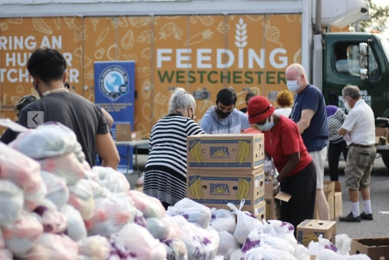 Reparten 8 mil libras de comida a 350 familias
