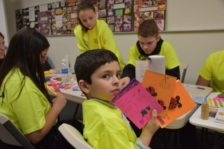 Elaboran tarjetas para regalarlas a niños con cáncer