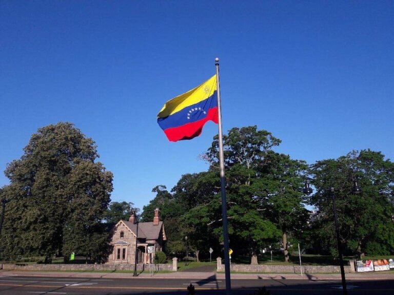 Elevan oración por la paz en Venezuela en izamiento de bandera