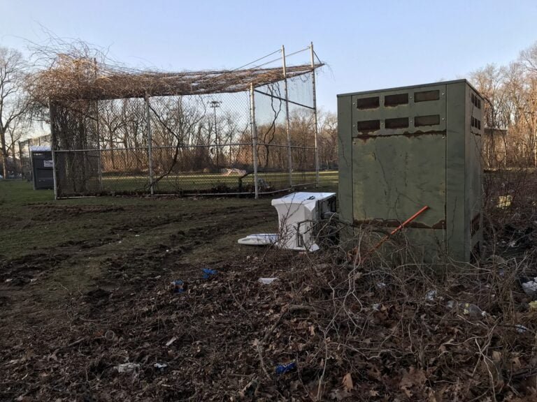 Avanza plan de construir escuela en barrio hispano en medio de oposición