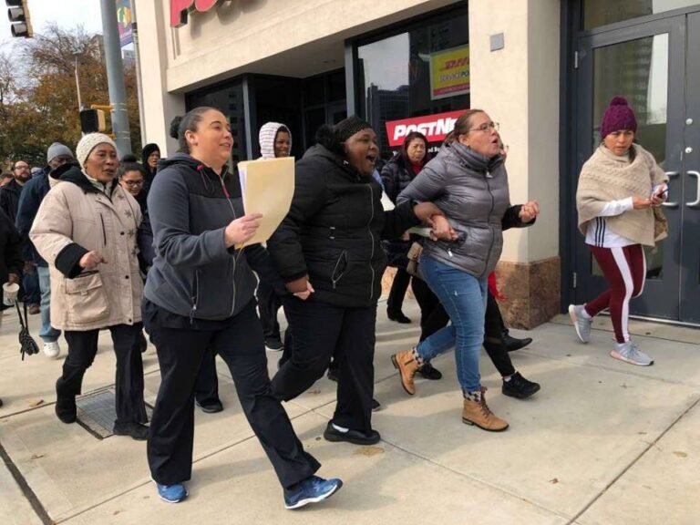 Citando malas condiciones de trabajo, empleados de hotel presionan por unirse a sindicato