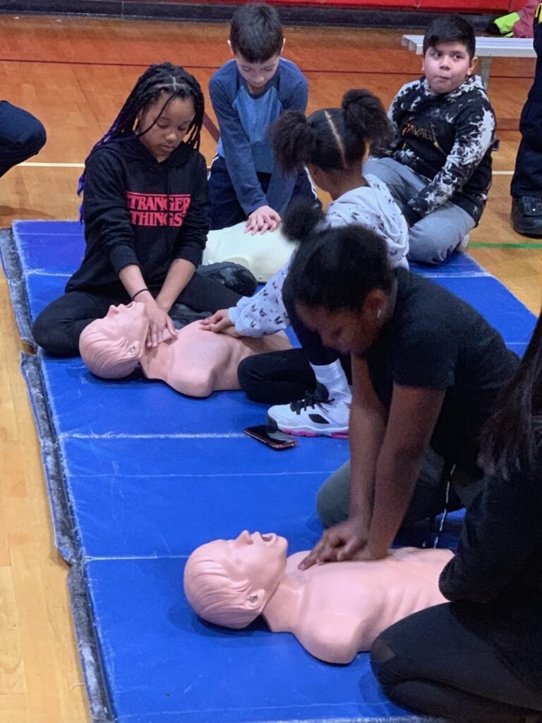 Enseñan a niños a realizar resucitación cardiopulmonar y llamar al 911