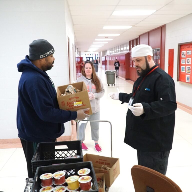 Escuelas brindan alimentos a estudiantes necesitados