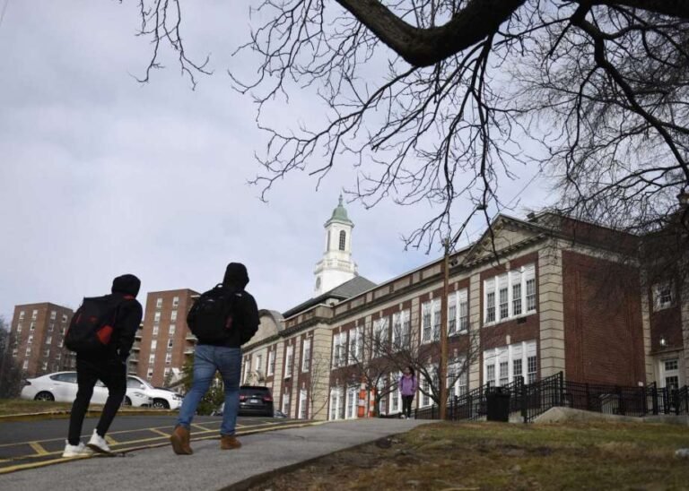 Escuelas examinan plan de reapertura
