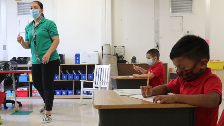Escuelas luchan por contratar maestros de las minorías