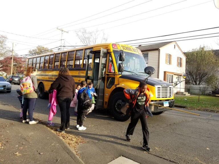 Escuelas públicas de CT permanecerían cerradas hasta el otoño
