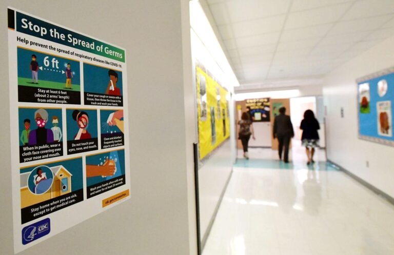 Escuelas toman medidas después de tres pruebas positivas para COVID-19