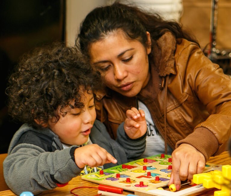 Estado busca abordar escasez de cuidado infantil a medida que las escuelas reabrirán