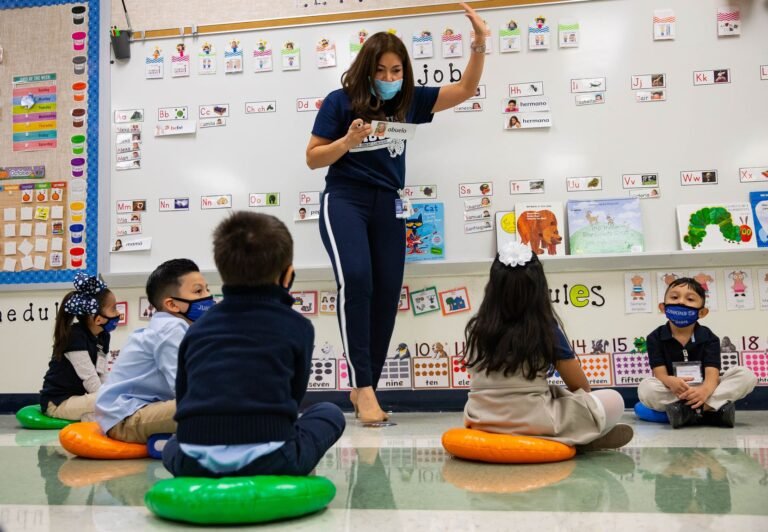 Estado busca que estudiantes universitarios sustituyan a los maestros en las escuelas