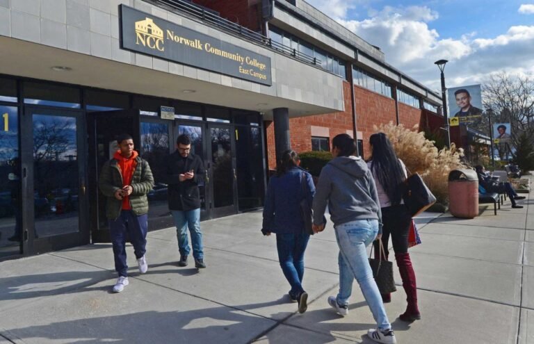 Estudiante de colegio comunitario entró en contacto con persona afectada por el coronavirus