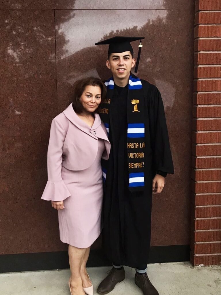 Estudiante hispano lucha para evitar que su madre sea deportada
