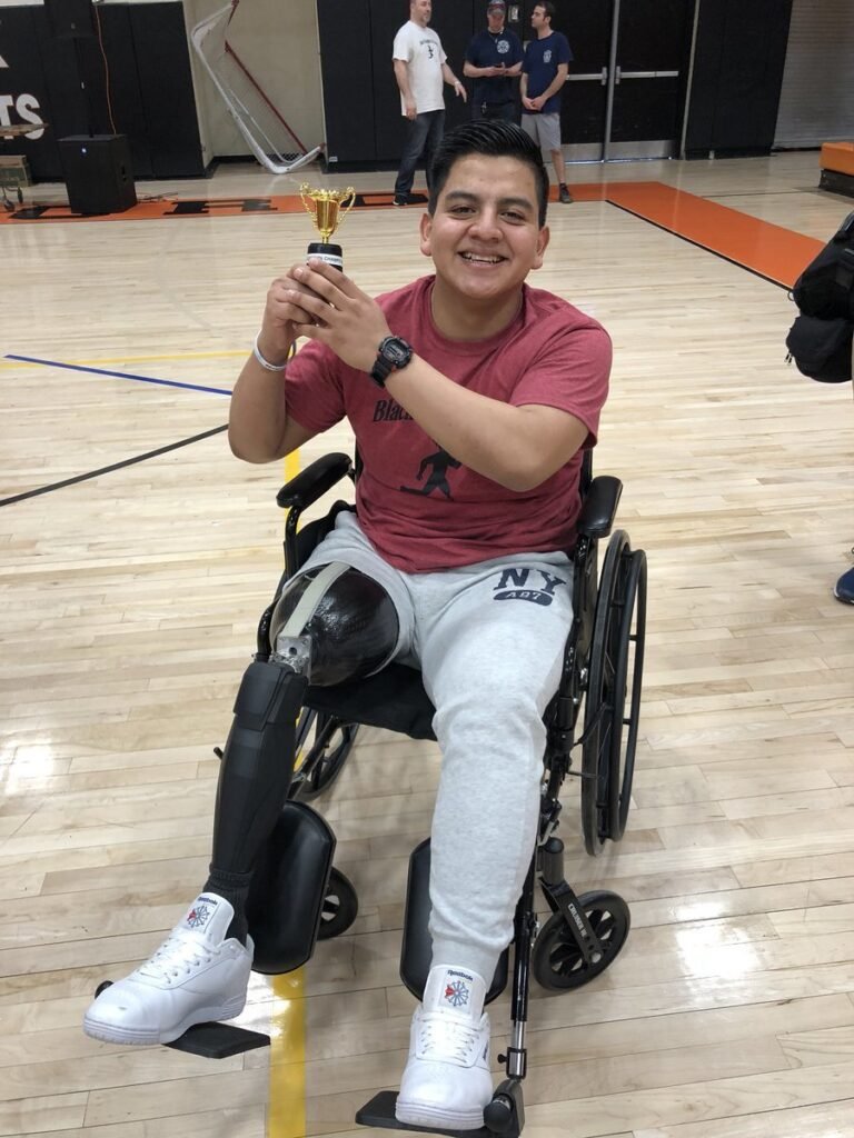 Un ejemplo a seguir: Estudiante hispano que perdió pierna en accidente está en camino de graduarse