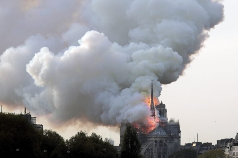 Antes del incendio: Estudiantes de CT entre los últimos en visitar la catedral de Notre Dame