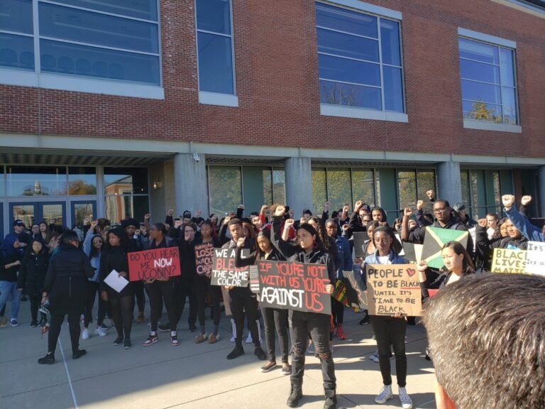 Estudiantes de UConn marchan contra el racismo