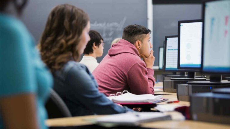 Estudiantes hispanos con tasas más bajas de acceso al internet en el hogar
