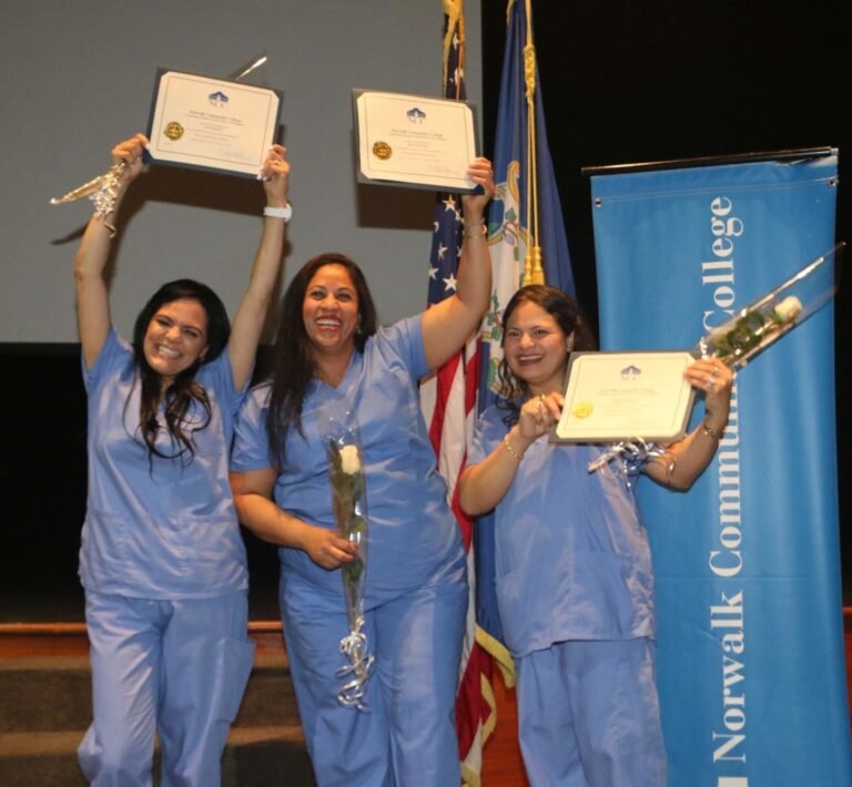 Estudiantes inmigrantes se gradúan de programa de asistente de salud en el hogar