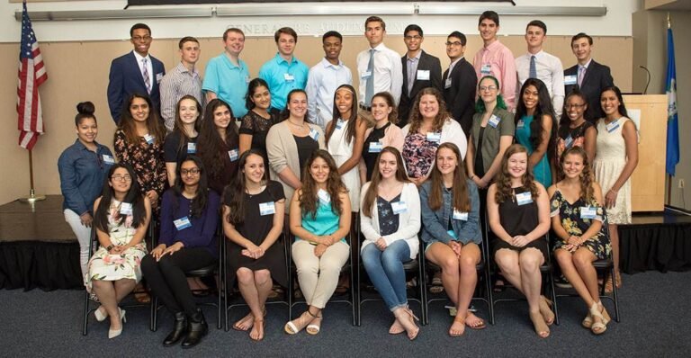 Estudiantes reciben becas y cumplirán sueño de educación superior