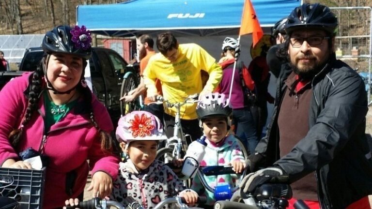 Exigen compensación para hispano que fue despedido de tienda