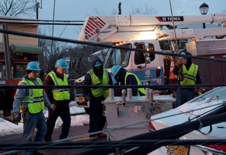 Exigen que empresas paguen por dejar a consumidores sin electricidad