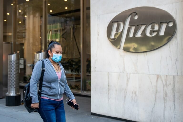 Éxito de la vacuna contra el COVID-19 depende de la confianza del público y otros factores, según estudio de Universidad de Yale