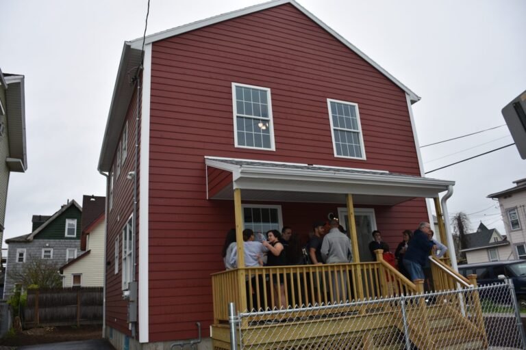 Familia hispana recibe nuevo hogar  gracias a programa de vivienda