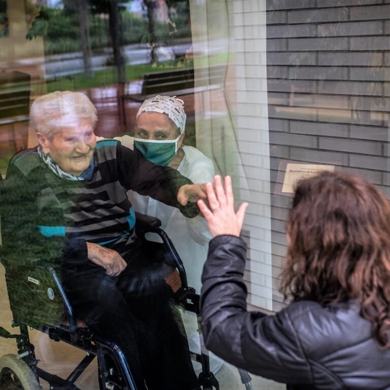 Familiares piden que se permitan visitas a hogares de ancianos