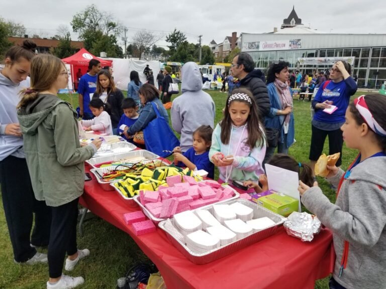 Familias aprenden en festival de ciencia y tecnología de las escuelas publicas