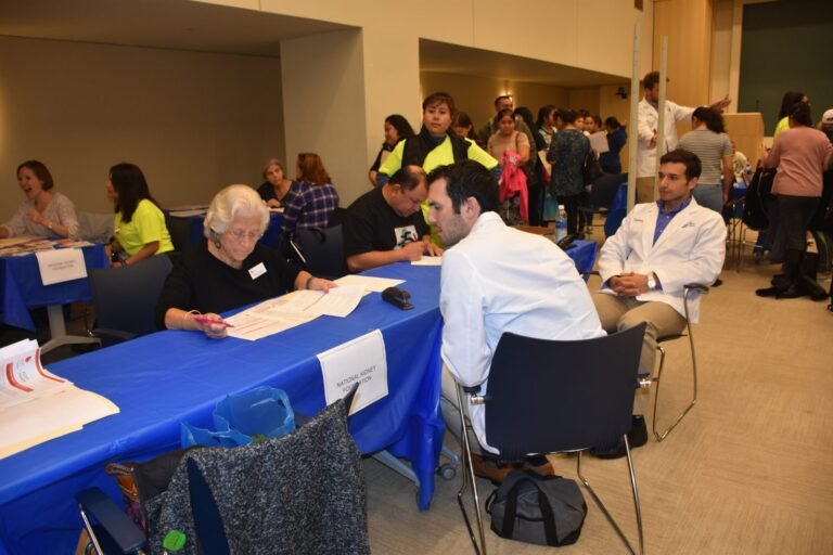 Familias aprovechan Feria de la Salud de la Herencia Hispana