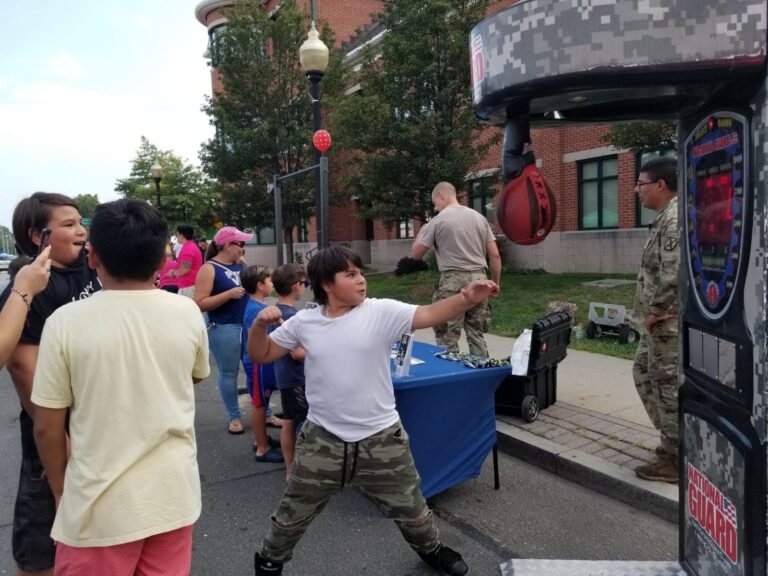 Familias comparten con oficiales de policía