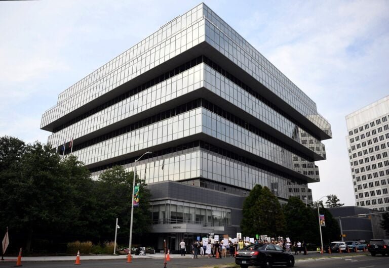 Farmacéutica se declarará culpable de cargos federales como parte de un acuerdo de $8 mil millones
