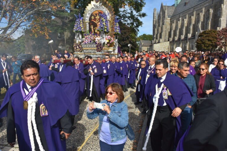 Fe y compromiso en procesión del Señor de los Milagros