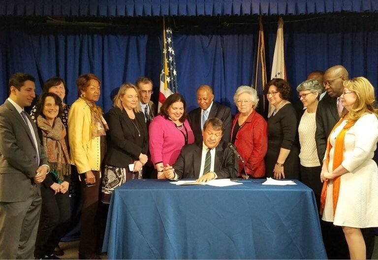 Firman ley contra la discriminación salarial