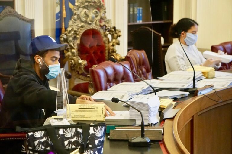 Firman ley para promover seguridad de voto en ausencia en elecciones generales