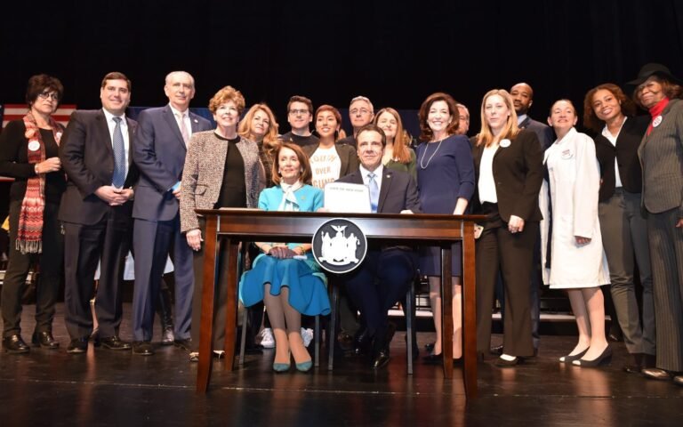 Firman ley que prohíbe a personas que son una amenaza comprar armas