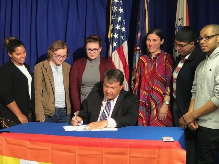 Firman ley que prohíbe a una persona a ser obligada a cambiar su orientación sexual