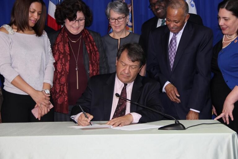 Firman ley que prohíbe exhibiciones de armas en propiedades del Condado