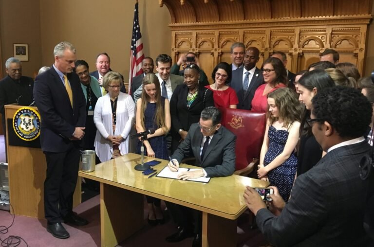 Firman proyecto para garantizar igualdad de salario para las mujeres