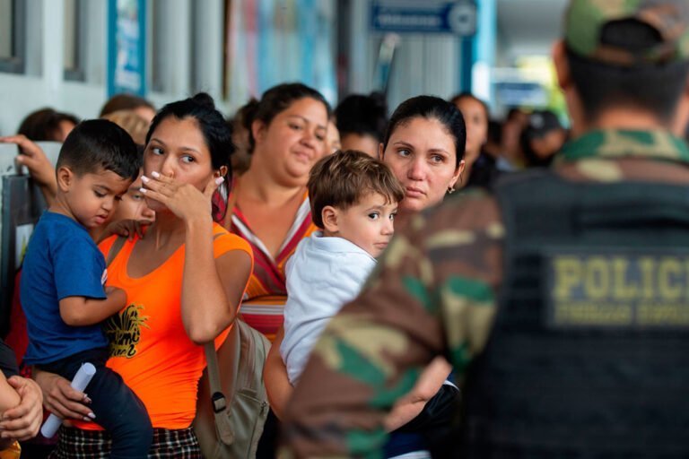 Fiscales se unen contra nuevos esfuerzos para bloquear asilo de inmigrantes