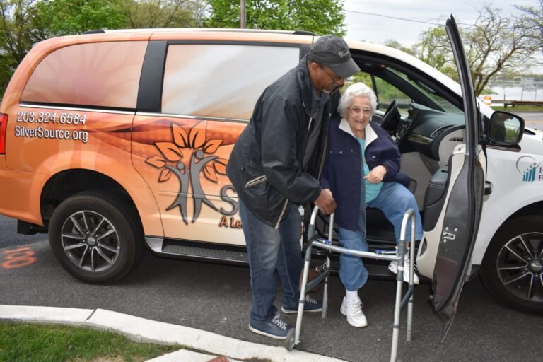 Fondos para ayudar a adultos mayores con dificultades financieras a permanecer en sus hogares