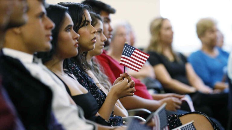 Fondos para ayudar a residentes legales a hacerse ciudadanos