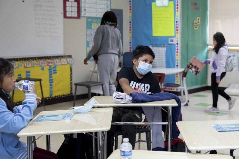 Fondos para que estudiantes regresen a las aulas de manera segura