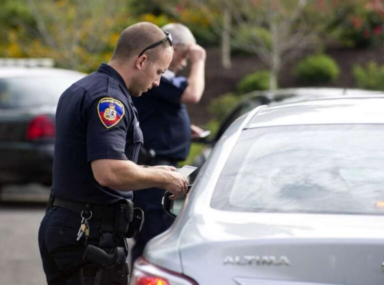 Fuertes multas les esperan a los conductores distraídos