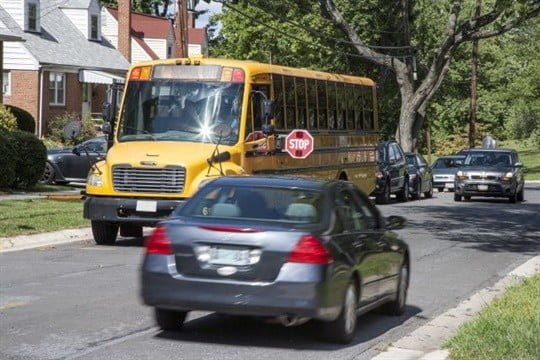 Fuertes multas para conductores que violen la seguridad alrededor de los autobuses escolares   