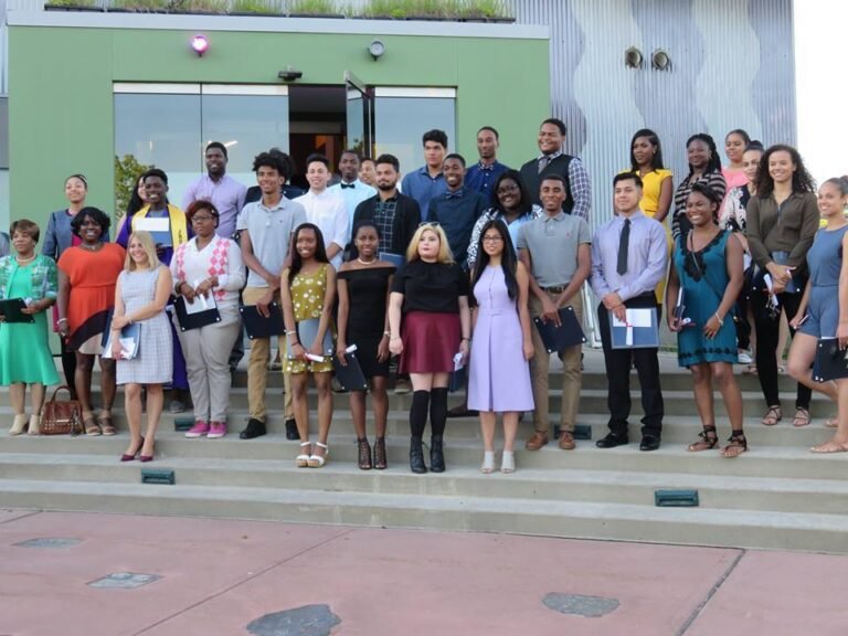 Fundación ayuda a estudiantes de bajos recursos a ingresar a la universidad