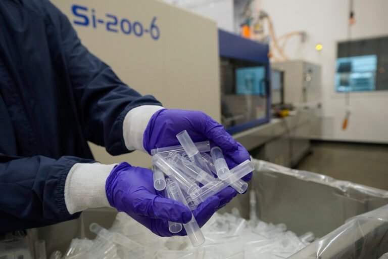 Comienzan a popularizarse las pruebas de saliva para COVID-19, que son fáciles de usar