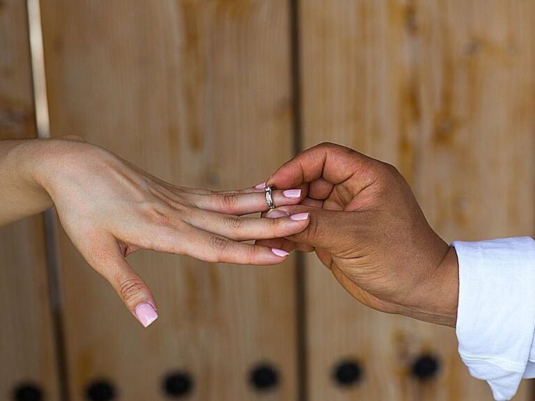 Novia descubre que su anillo de compromiso de $10,000 dólares es falso