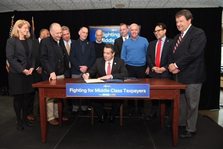 Gobernador firma ley de impuestos para amortiguar impacto de reforma fiscal federal