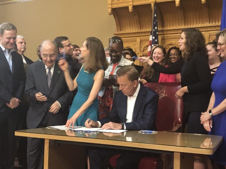 Gobernador firma ley de licencia médica familiar pagada